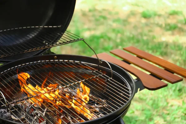 Moderner Grill Mit Flammen Freien Nahaufnahme — Stockfoto