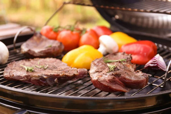 Grelha Moderna Com Carne Legumes Livre Close — Fotografia de Stock