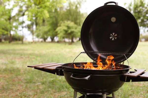 Barbecue Moderne Avec Flammes Feu Extérieur — Photo