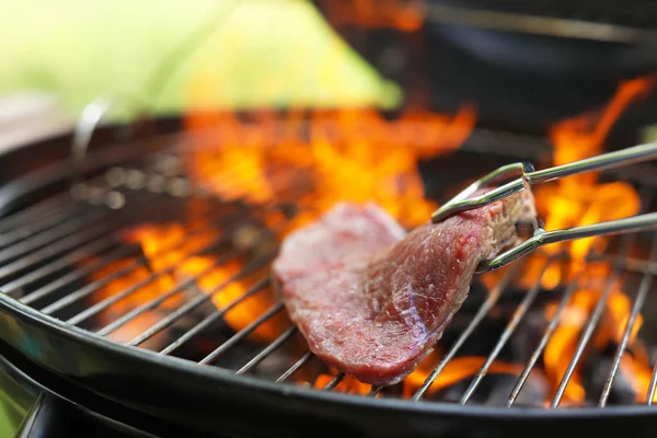 火災の炎は屋外 クローズ アップのバーベキュー グリルで美味しい肉 — ストック写真