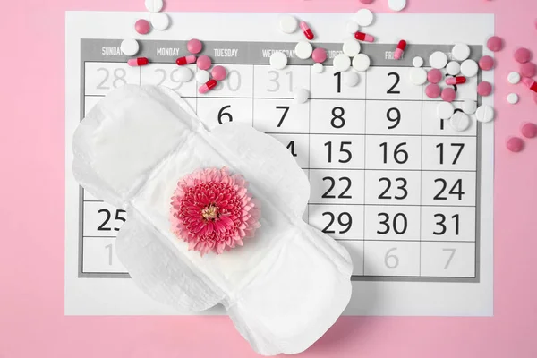 Lägenheten Låg Sammansättning Med Kalender Menstruella Pad Och Piller Färgbakgrund — Stockfoto