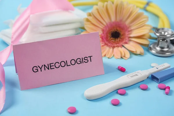 Koostumus Raskaustesti Pillereitä Värillinen Tausta Gynekologinen Tarkastus — kuvapankkivalokuva