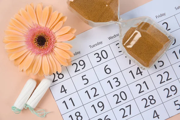 Takvim, çiçek ve tampon renk arka plan üzerinde düz yatıyordu kompozisyonu. Jinekolojik Check-up