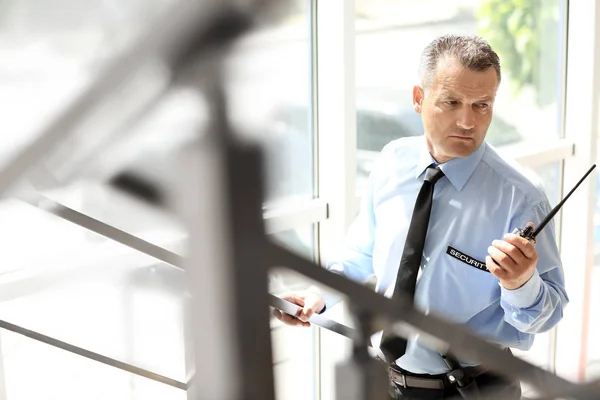 Guardia Seguridad Masculino Usando Transmisor Radio Portátil Interiores —  Fotos de Stock