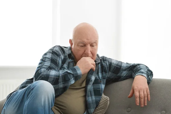 Uomo Anziano Depresso Seduto Sul Divano Casa — Foto Stock