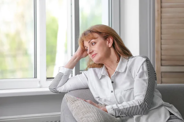 Üst Düzey Kadın Divan Pencere Yakınındaki Depresyon Acı — Stok fotoğraf