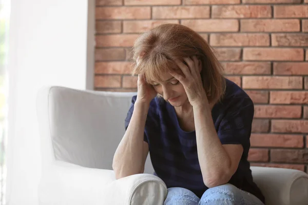 Koltuk Depresyon Muzdarip Kadın Kıdemli — Stok fotoğraf