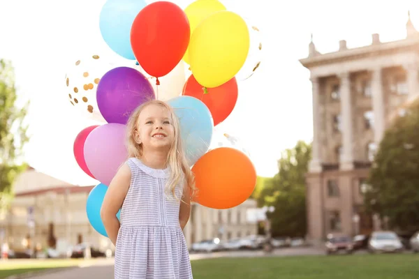 Petite Fille Mignonne Avec Des Ballons Colorés Extérieur Jour Ensoleillé — Photo