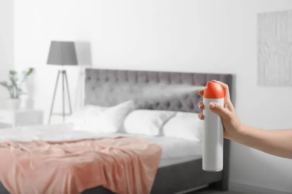 妇女在卧室喷洒空气清新剂 — 图库照片