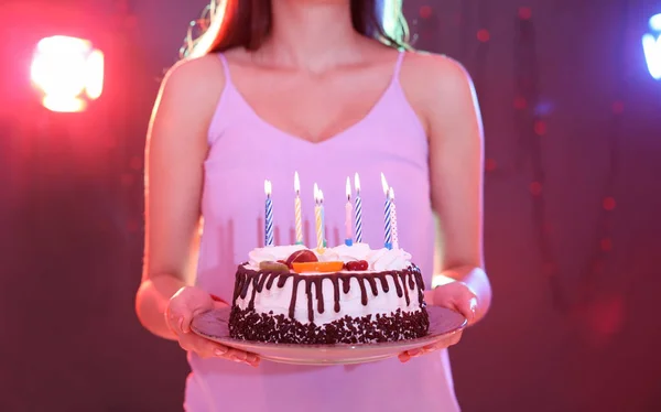 Mujer Joven Con Pastel Cumpleaños Discoteca Primer Plano —  Fotos de Stock