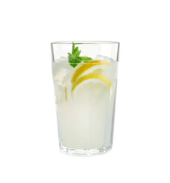 白い背景の上の自然なレモネードのガラス — ストック写真