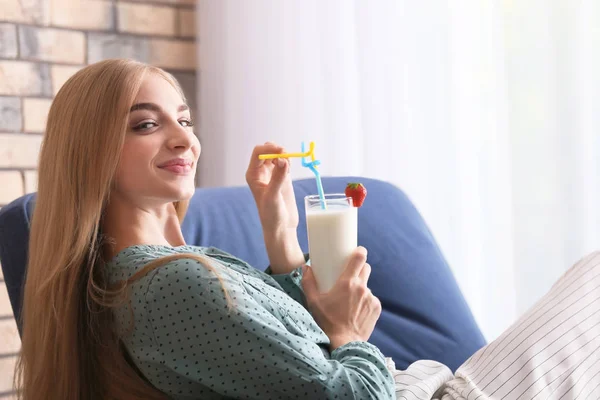 Молода Жінка Склянкою Смачного Молока Трясеться Кріслі Приміщенні — стокове фото