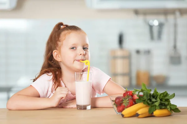 Kleines Mädchen Mit Einem Glas Leckeren Milchshake Der Küche — Stockfoto