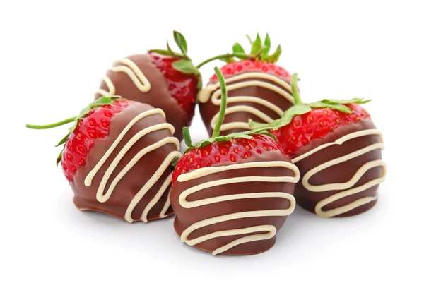 美味的巧克力覆盖草莓白色背景 — 图库照片