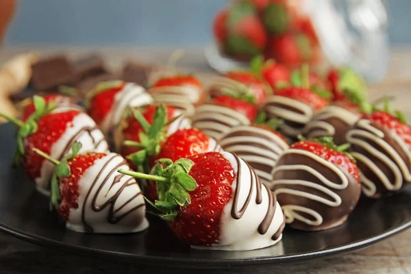 Assiette Avec Fraises Recouvertes Chocolat Sur Table Gros Plan — Photo