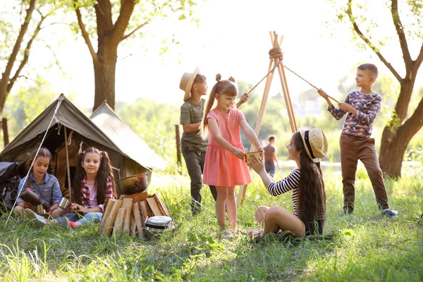 Bambini Piccoli Vicino Tenda All Aperto Campo Estivo — Foto Stock