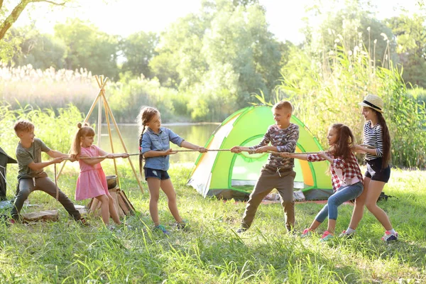 Bambini Che Tirano Corda All Aperto Campo Estivo — Foto Stock