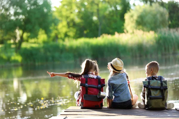 Bambini Piccoli Seduti Molo Legno Campo Estivo — Foto Stock