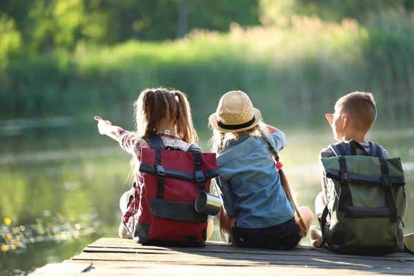 Bambini Piccoli Seduti Molo Legno Campo Estivo — Foto Stock