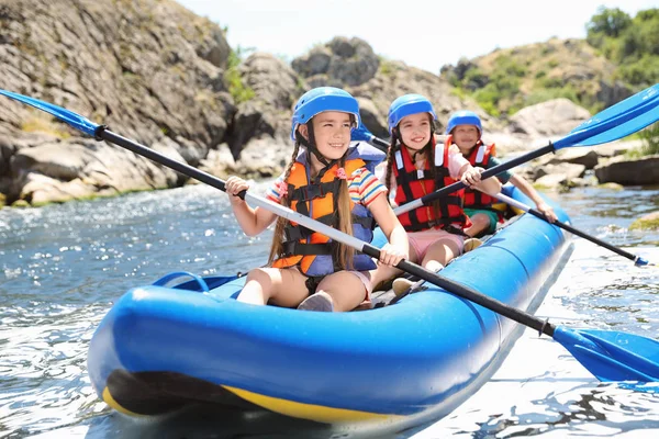 Niños Pequeños Haciendo Kayak Río Campamento Verano — Foto de Stock