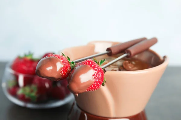 Fraises Mûres Trempées Dans Une Fondue Chocolat Gros Plan — Photo