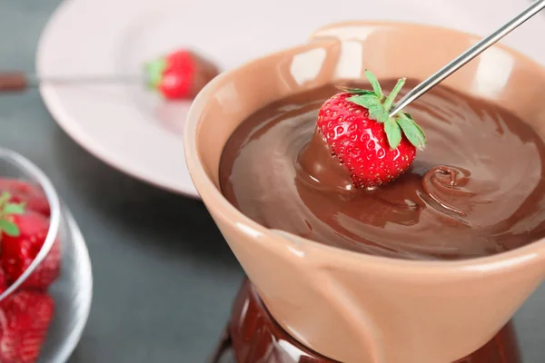 Mogen Jordgubbe Doppa Choklad Fondue Närbild — Stockfoto