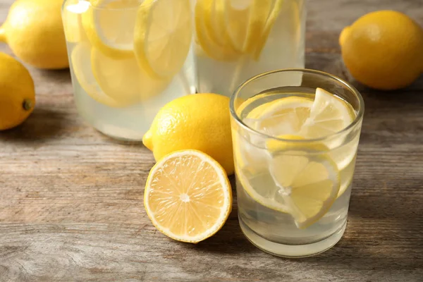 Ahşap masa üzerinde cam doğal limonata