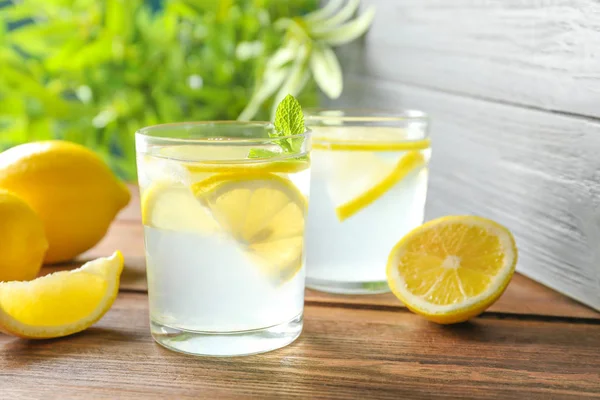 Limonada Natural Com Hortelã Óculos Mesa Madeira — Fotografia de Stock