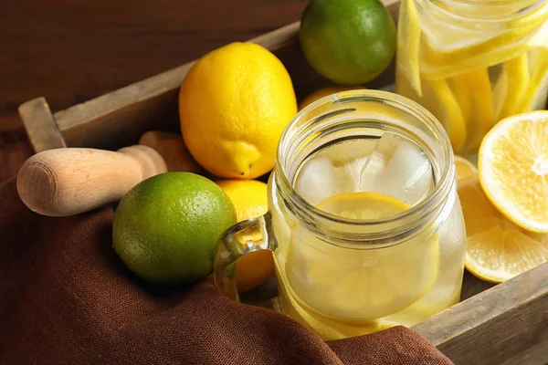 Frascos Mason Com Limonada Natural Caixa Madeira — Fotografia de Stock