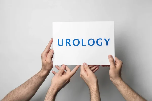 Мужчины Держат Карточку Словом Urology Светлом Фоне — стоковое фото