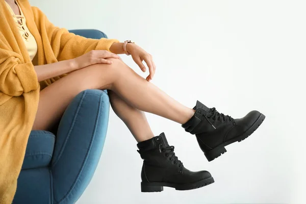 明るい背景上に椅子の脚がセクシーな若い女性 — ストック写真