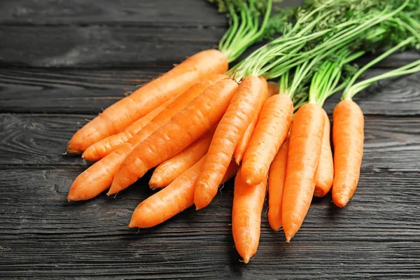 成熟的胡萝卜在木质背景 健康饮食 — 图库照片