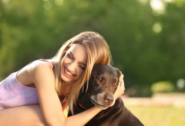 屋外のオーナーとかわいい茶色ラブラドル レトリーバー犬 — ストック写真