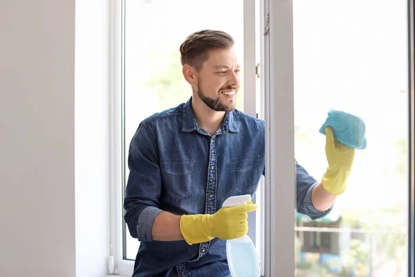 Mann Legerer Kleidung Wäscht Hause Fensterglas — Stockfoto