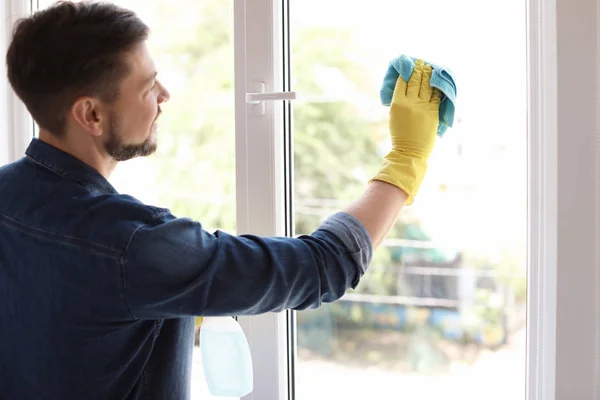 Mann Legerer Kleidung Wäscht Hause Fensterglas — Stockfoto