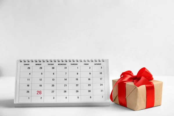 Papírové Kalendáře Dárkové Krabice Světlé Pozadí Vánoční Odpočítávání — Stock fotografie