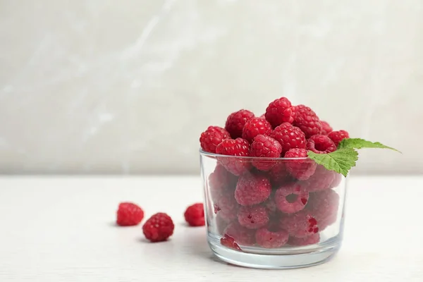 Vidro Com Framboesas Aromáticas Maduras Mesa — Fotografia de Stock