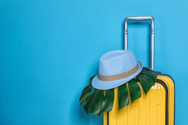 Mala Amarela Brilhante Com Chapéu Folha Tropical Fundo Cor — Fotografia de Stock