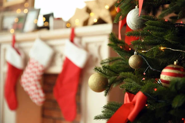 Hermoso Árbol Navidad Cerca Chimenea Con Medias Interior Primer Plano —  Fotos de Stock