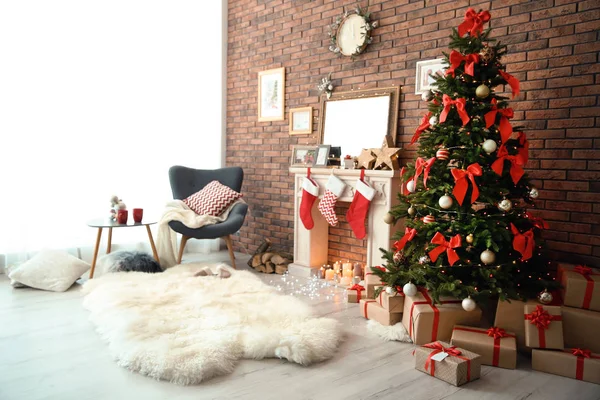 Kamer Interieur Met Mooie Kerstboom Geschenken Buurt Van Decoratieve Open — Stockfoto