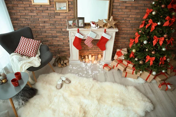 Zimmerausstattung Mit Schönem Weihnachtsbaum Und Geschenken Der Nähe Von Dekorativem — Stockfoto
