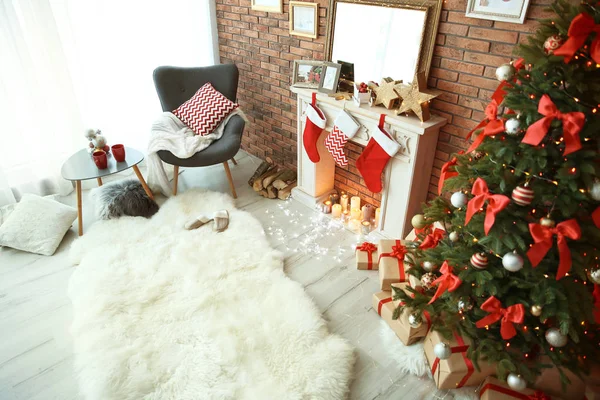 房间内饰与美丽的圣诞树和礼物附近装饰壁炉 — 图库照片
