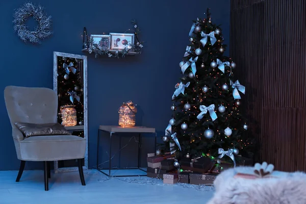Interior Quarto Com Bela Árvore Natal Presentes — Fotografia de Stock