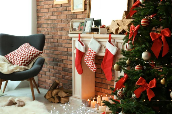 Gyönyörű Karácsonyfa Dekoratív Kandalló Mellett Szobabelső — Stock Fotó
