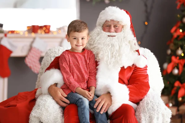 Chlapeček Sedí Klíně Autentické Santa Claus Uvnitř — Stock fotografie