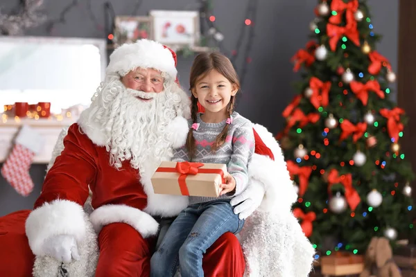Holčička Sedí Klíně Autentické Santa Claus Uvnitř Krabičky — Stock fotografie