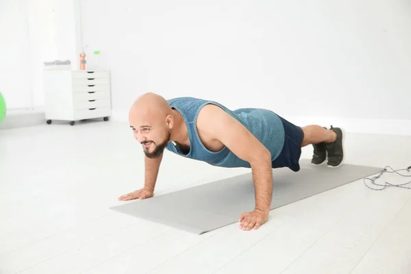 Hombre Con Sobrepeso Haciendo Ejercicio Suelo Gimnasio — Foto de Stock