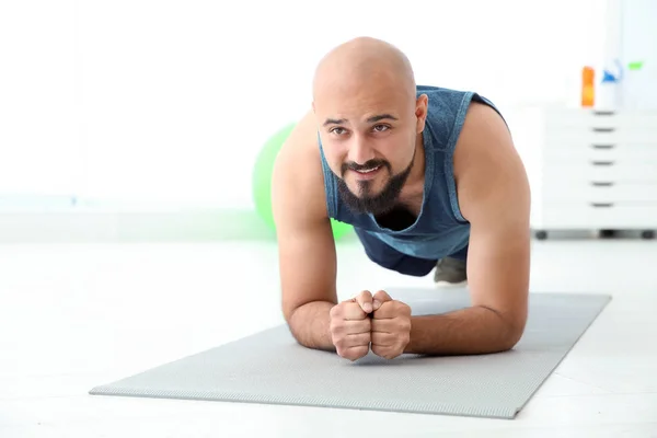 Hombre Con Sobrepeso Haciendo Ejercicio Tablón Estera Gimnasio — Foto de Stock