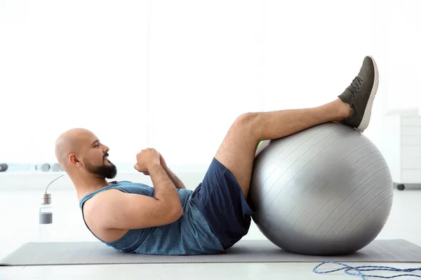 Homem Com Excesso Peso Fazendo Exercício Com Bola Fitness Ginásio — Fotografia de Stock