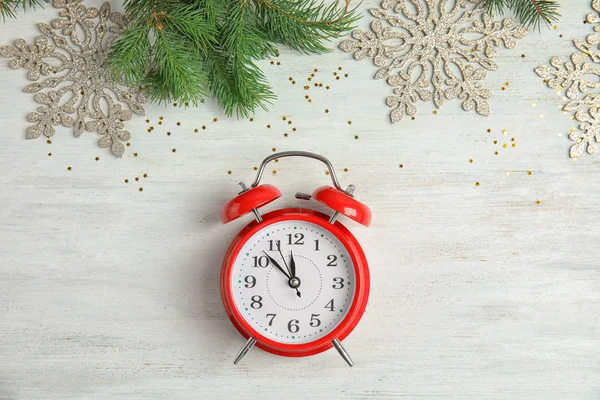 平的布局与时钟和装饰在木质背景 圣诞节倒计时 — 图库照片